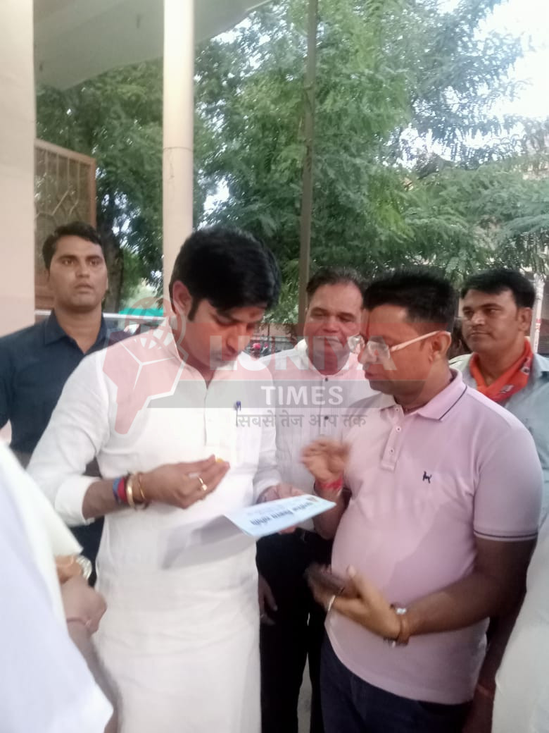 बगरू विधायक डॉ. कैलाश वर्मा को सेक्टर-16, प्रतापनगर की समस्याओं का ज्ञापन सौंपा गया 1 WhatsApp Image 2025 06 20 at 6.57.03 AM