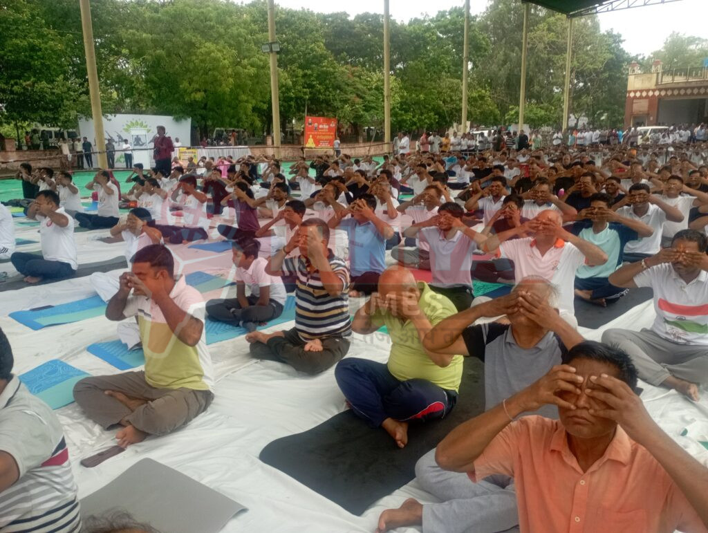 पाली में 11 वा अन्तर्राष्ट्रीय योग दिवस मनाया प्रभारी मंत्री झाबर सिंह खर्रा ने किया आम जन के साथ योग 3 WhatsApp Image 2025 06 21 at 4.34.09 PM