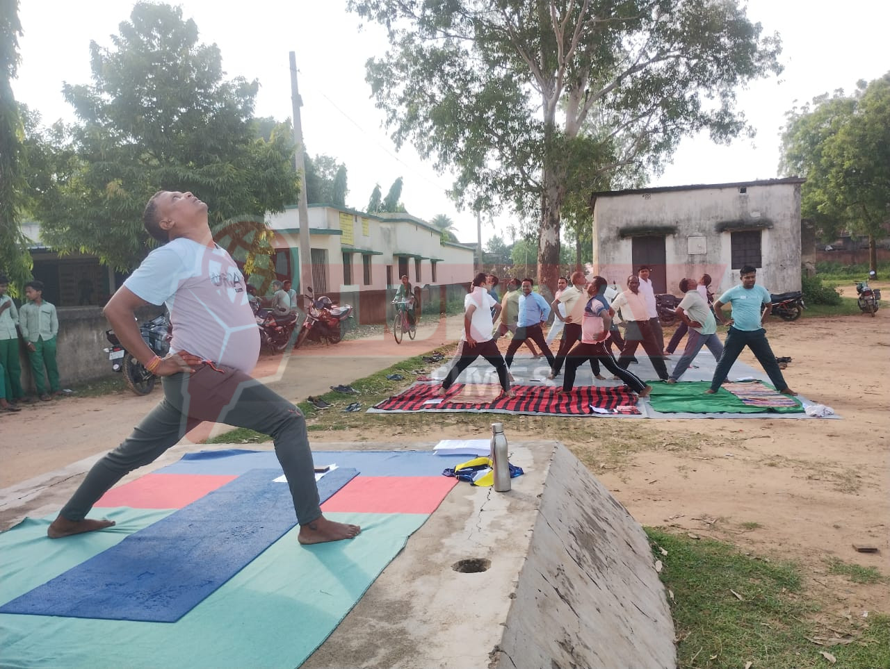 टुण्डी हाईस्कूल मैदान में योग दिवस का आयोजन 1 WhatsApp Image 2025 06 21 at 5.45.11 PM