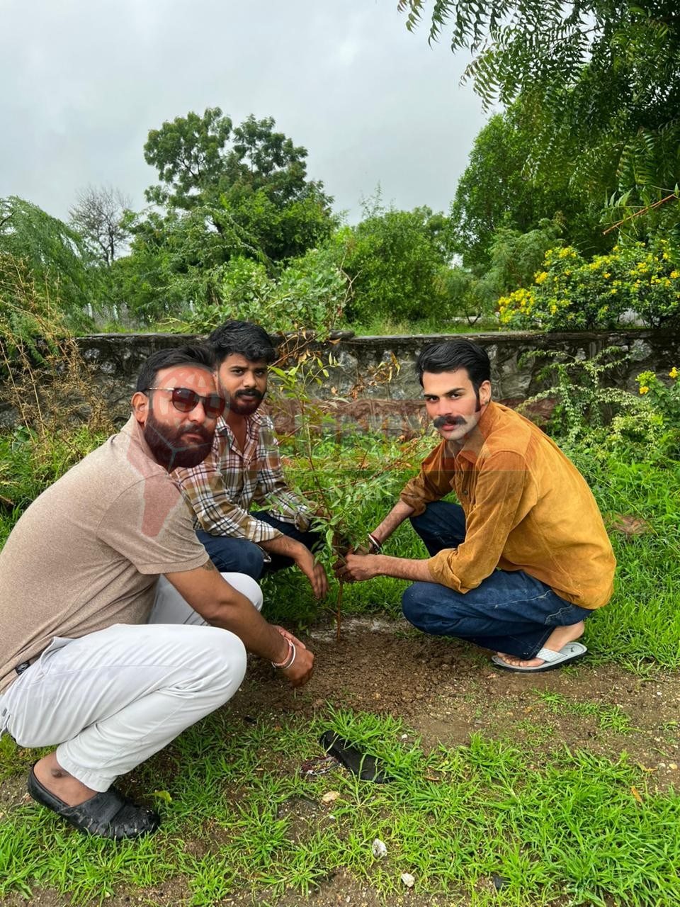 फालना के पूर्व छात्रसंघ अध्यक्ष विक्रम सिंह चावण्डा ने जन्मदिन पर किया 100 पौधों का रोपण 1 फालना के पूर्व छात्रसंघ अध्यक्ष विक्रम सिंह चावण्डा जन्मदिन के अवसर पर पौधा रोपण करते हुए।