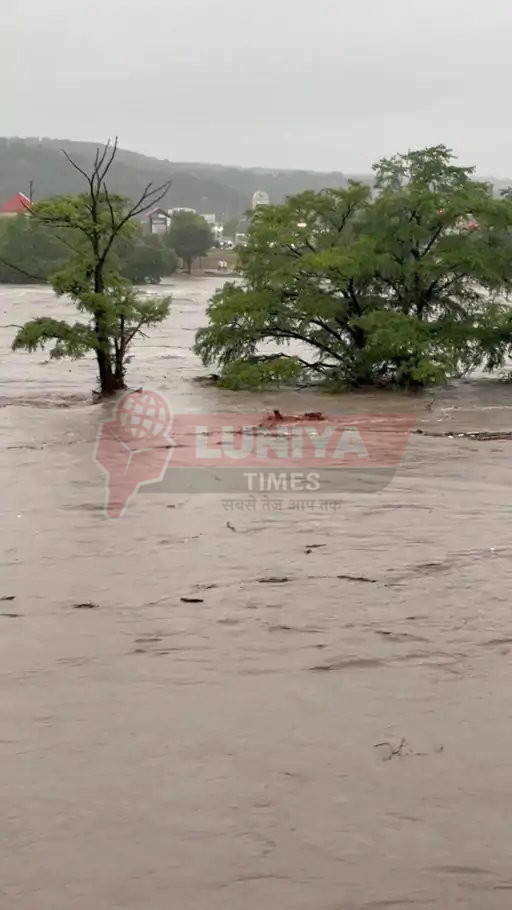 टेक्सास की ग्वाडालूप नदी में शुक्रवार को अचानक उफान आने से कर्बविल, सेंटर पॉइंट, इंग्राम और कम्फर्ट जैसे इलाकों में बाढ़ आ गई।