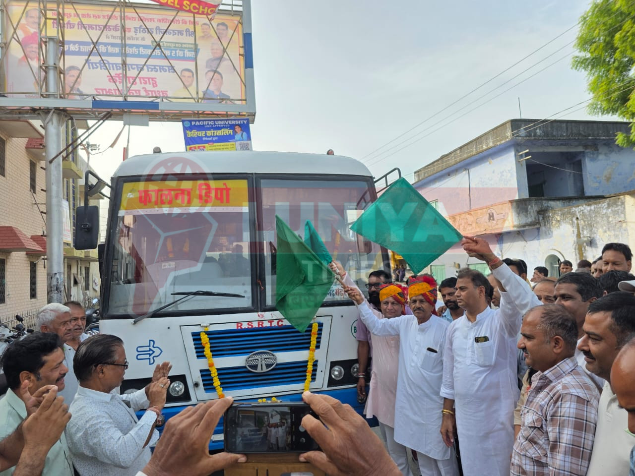 रानी में क्षेत्रीय विधायक केसाराम चौधरी ने दिखाई रोडवेज बसों को हरी झंडी, यातायात सेवाओं का हुआ ऐतिहासिक विस्तार 1 IMG 20250709 WA0008