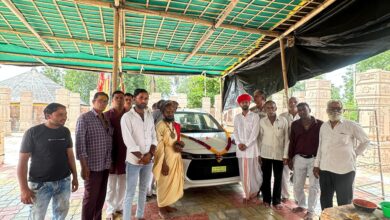 भक्त ने गुरूजी से समर्पित होकर बालाजी को भेंट की स्विफ्ट कार 15 IMG 20250710 WA0045