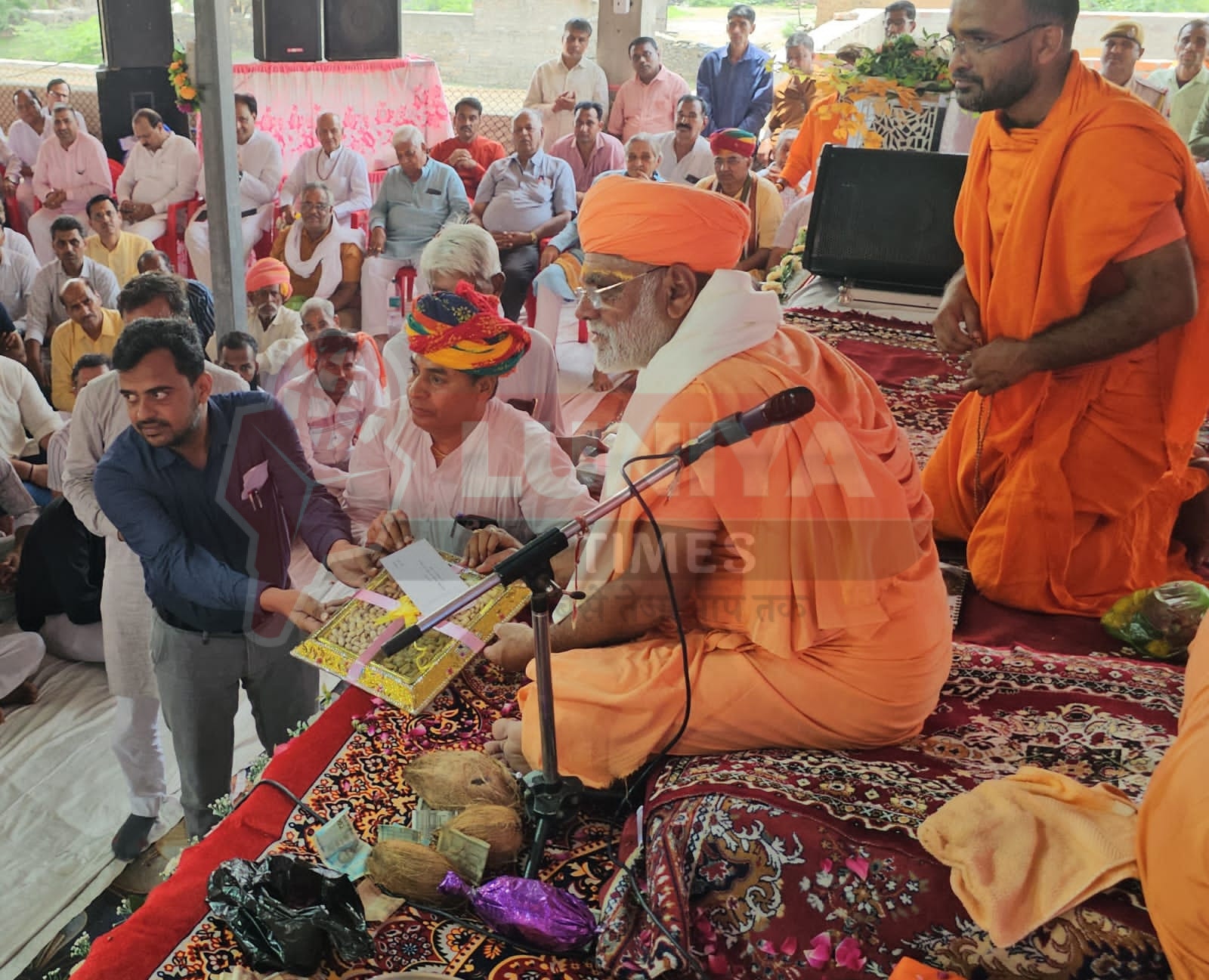 महामंडलेश्वर स्वामी जगदीश पुरी महाराज ने दिया गुरु भक्ति का मंत्र, श्रद्धालुओं का उमड़ा सैलाब 1 IMG 20250710 WA0047