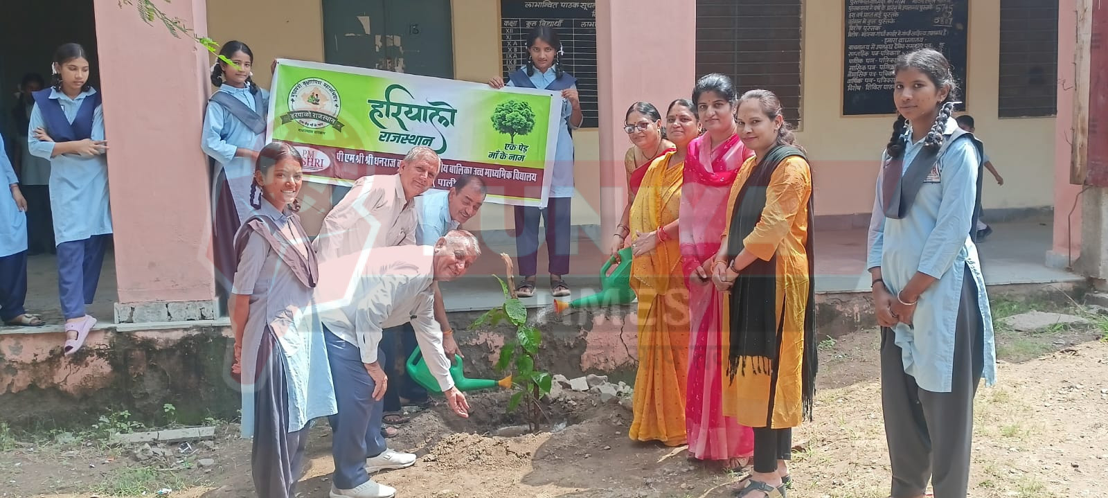 पीएम श्री बालिका विद्यालय में गुरु पूर्णिमा पर हुआ हरियालो राजस्थान अभियान का आगाज 1 IMG 20250711 WA0023