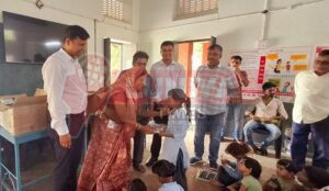 राजकीय विद्यालय में विद्यार्थियों को शिक्षण सामग्री वितरित की 2 IMG 20250725 WA0001