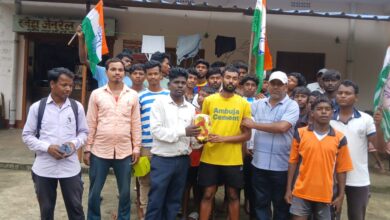 पूर्वी टुंडी प्रखंड कांग्रेस द्वारा खिलाड़ियों के बीच फुटबॉल का वितरण 13 IMG 20250729 WA0022