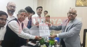 नेशनल मीडिया प्रेस क्लब द्वारा पत्रकारों व अधिवक्ताओं हेतु बीमा, पेंशन उपलब्ध कराने हेतु कानपुर जिलाधिकारी के माध्यम से मुख्यमंत्री को संबोधित सौंपा ज्ञापन 2 IMG 20250728 194159