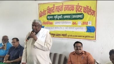 वाणिज्य एवं कला संकाय के टॉपरों के बीच सम्मान सह प्रमाण पत्र वितरण कार्यक्रम का आयोजन 8 WhatsApp Image 2025 07 04 at 5.29.45 PM