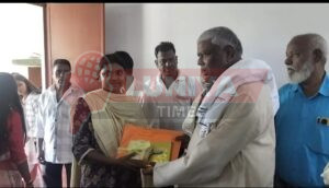 वाणिज्य एवं कला संकाय के टॉपरों के बीच सम्मान सह प्रमाण पत्र वितरण कार्यक्रम का आयोजन 5 WhatsApp Image 2025 07 04 at 5.29.46 PM