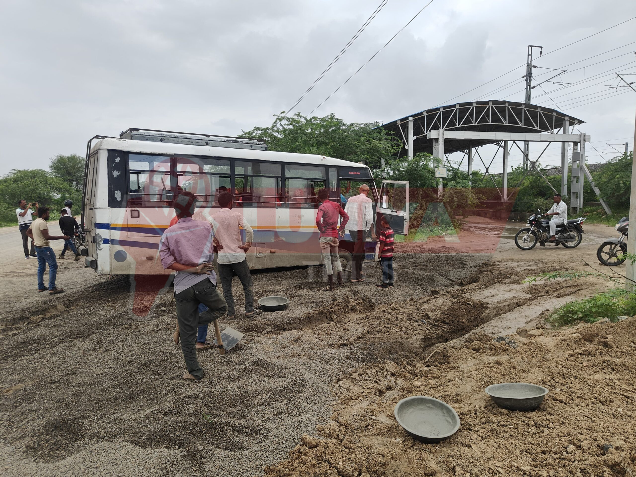 चामुंडेरी गांव स्टेट हाइवे नाना व पिण्डवाड़ा रोड की खुली पोल बारिश से सड़कें जगहों जगहों पर खड़े रोड टूटी हुई कई जगह जगह सड़को पर खड़े पड़े टूटे पानी भरे हुआ 1 WhatsApp Image 2025 07 07 at 4.58.09 PM scaled