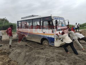 चामुंडेरी गांव स्टेट हाइवे नाना व पिण्डवाड़ा रोड की खुली पोल बारिश से सड़कें जगहों जगहों पर खड़े रोड टूटी हुई कई जगह जगह सड़को पर खड़े पड़े टूटे पानी भरे हुआ 2 WhatsApp Image 2025 07 07 at 4.58.11 PM