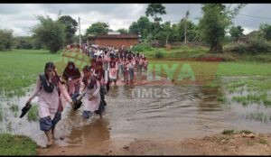 मिशन स्कूल विसनीपतरा से दुर्गारायडीह मुख्य पथ पानी से लबालब भरा स्कूली बच्चों को भारी फजीहत 5 WhatsApp Image 2025 07 08 at 6.32.01 PM