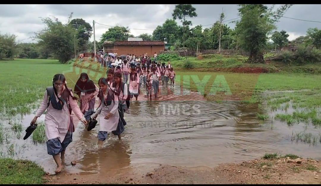 मिशन स्कूल विसनीपतरा से दुर्गारायडीह मुख्य पथ पानी से लबालब भरा स्कूली बच्चों को भारी फजीहत 1 WhatsApp Image 2025 07 08 at 6.32.01 PM