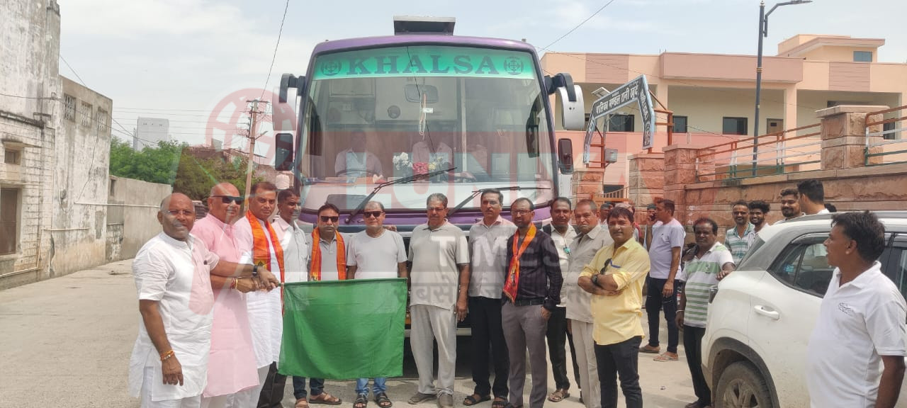 रानी नगरपालिका में भाजपा बोर्ड के साढे चार साल पूरे होने पर अध्यक्ष भरत राठौड़ द्वारा अयोध्या वृन्दावन काशी यात्रा के लिए पार्षदों की बस को हरि झंडी दिखाकर रवाना किया 1 WhatsApp Image 2025 07 11 at 3.41.59 PM