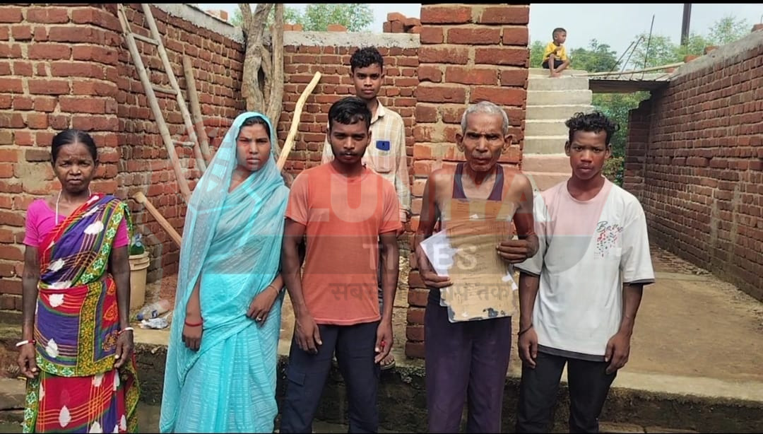 रैयती ज़मीन पर दख़ल के लिए दर-दर भटक रहे रमेश मुर्मू, प्रशासन से लगाई न्याय की गुहार 1 WhatsApp Image 2025 07 12 at 10.18.11 AM
