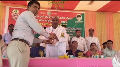 टुण्डी में 76 वें वन महोत्सव का आयोजन सांसद विधायक द्वारा परिजनों के बीच मुआवजा राशि वितरित 14 WhatsApp Image 2025 07 19 at 17.43.40