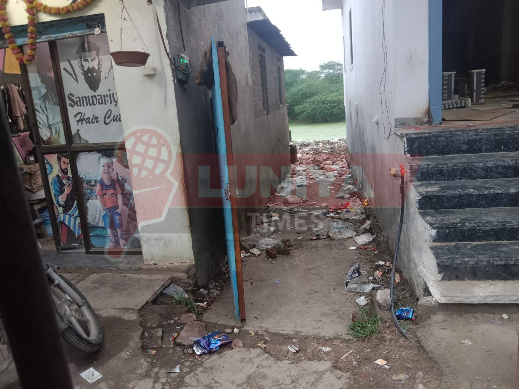 पोटला बस स्टैंड पर गली में गन्दगी व खुले में पेशाब करते लोगों, प्लास्टिक खाते पशु, आमजन दुर्गंध से परेशान पंचायत नहीं ले रही सफाई पर ध्यान 1 WhatsApp Image 2025 07 21 at 17.34.37