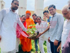 हरियाली तीज पर भारतमाता आश्रम ने किया परिजात वृक्षारोपण, धार्मिक परंपराओं संग जनजागृति का संदेश 2 WhatsApp Image 2025 07 27 at 15.44.38