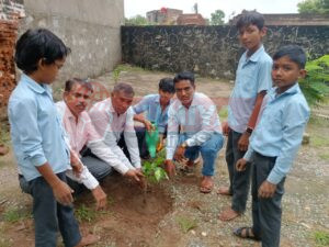 पीएम श्री बालिका विद्यालय में हरियालो राजस्थान अभियान के तहत दुर्लभ विलुप्त प्रजाति के पौधों की जानकारी देकर किया पौधरोपण 2 WhatsApp Image 2025 07 28 at 14.58.55