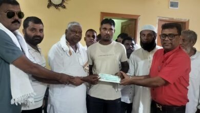 टुण्डी विधायक मथुरा प्रसाद महतो ने मुख्यमंत्री राहत कोष से पीड़ित परिवारों को पचास पचास हजार रूपए का चेक सौंपा 12 WhatsApp Image 2025 07 28 at 16.43.59