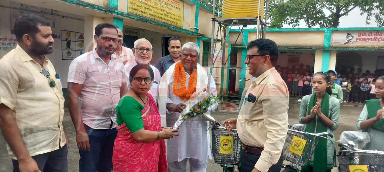 उत्क्रमित मध्य विद्यालय रामपुर मोड़ में साइकिल वितरण के टुण्डी विधायक का गर्मजोशी के साथ भव्य स्वागत 1 WhatsApp Image 2025 07 29 at 16.40.47