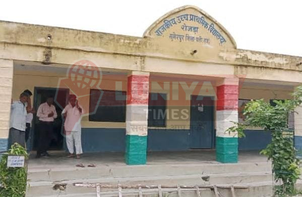 सुमेरपुर ब्लॉक स्थित रोजड़ा विद्यालय राजकीय उच्च माध्यमिक विद्यालय रोजड़ा बरसात में टपकती छत,पानी दीवारों में दरारें हादसे को न्योता दे रहा है 1 WhatsApp Image 2025 07 29 at 18.22.14
