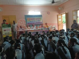 पीएम श्री बालिका विद्यालय में फ़ूड प्रोसेसिंग कार्यशाला में सीखी अचार और पापड बनाने की रेसिपी 2 WhatsApp Image 2025 07 30 at 17.01.31
