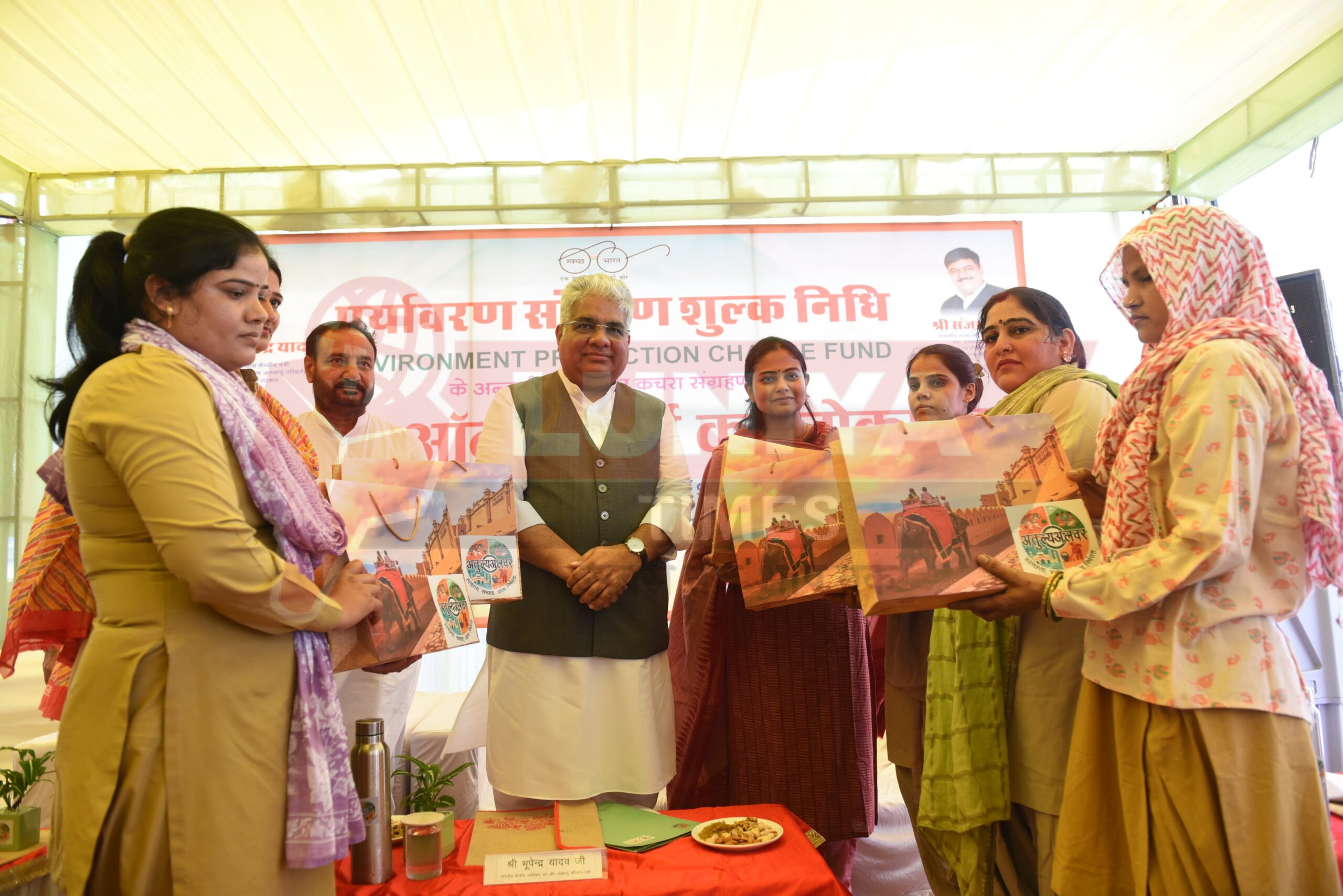 अलवर में 50 ऑटो टिपर रवाना, स्वच्छता को जन आंदोलन बनाने की तैयारी 1 2 5 scaled