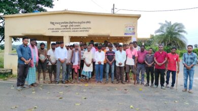 अपने देवता समान नेता को खोने का मलाल टुण्डी के विभिन्न आदिवासियों टोलों में छाईं मायूसी लोगों ने उनकी याद में किया मौन धारण 10 IMG 20250804 WA0102