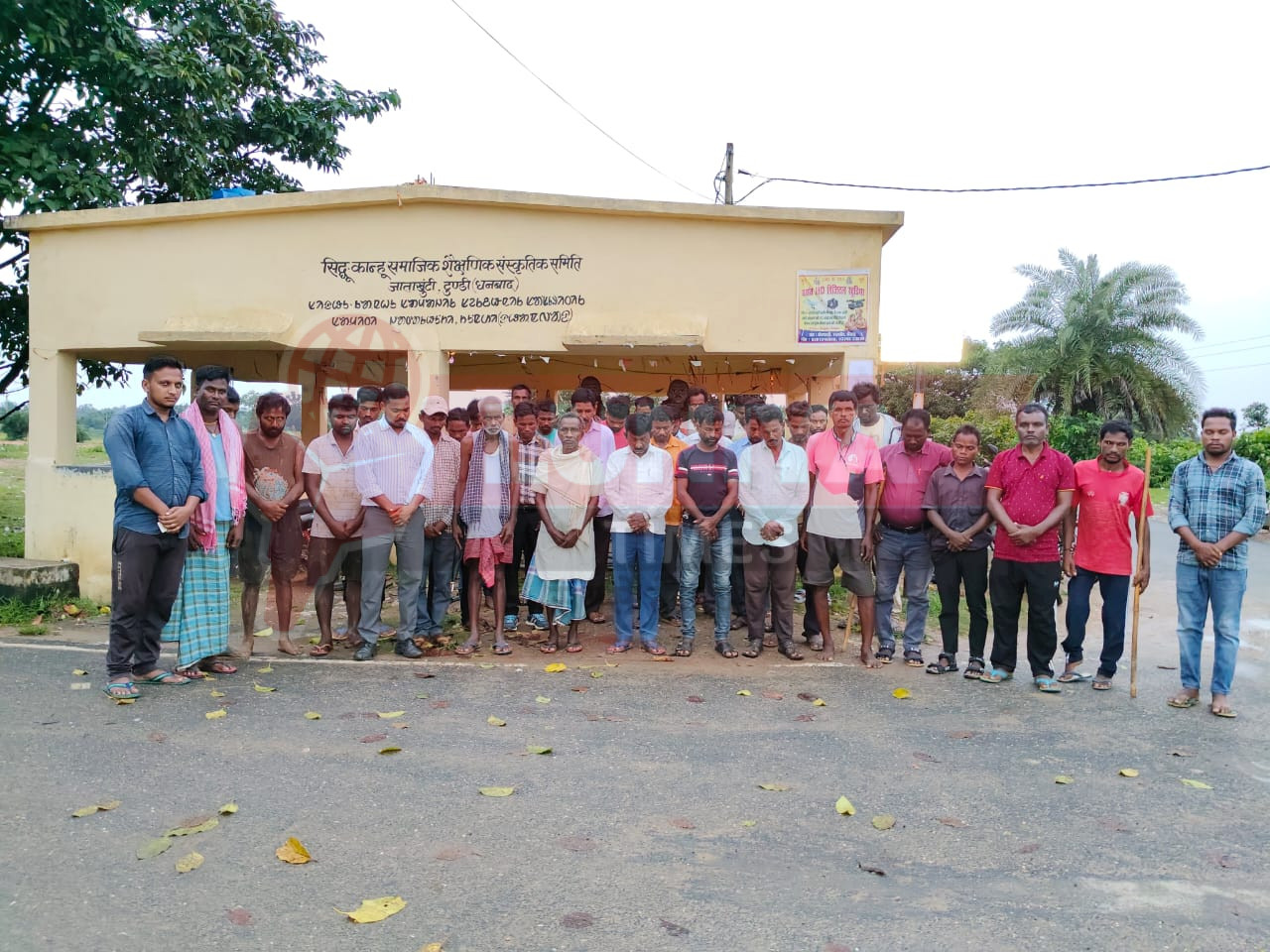 अपने देवता समान नेता को खोने का मलाल टुण्डी के विभिन्न आदिवासियों टोलों में छाईं मायूसी लोगों ने उनकी याद में किया मौन धारण 1 IMG 20250804 WA0102