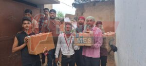 यमुना नदी का जल स्तर बढ़ा, लोगों ने खाली किए गांव, नेशनल मीडिया प्रेस क्लब पदाधिकारियों ने बाटी राहत सामग्री 3 IMG 20250805 WA0001