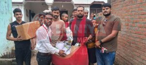 यमुना नदी का जल स्तर बढ़ा, लोगों ने खाली किए गांव, नेशनल मीडिया प्रेस क्लब पदाधिकारियों ने बाटी राहत सामग्री 2 IMG 20250805 WA0005