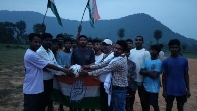 पूर्वी टुंडी प्रखंड कांग्रेस लगातार फुटबॉल वितरण कर खिलाड़ियों को कर रही है प्रोत्साहित। 17 IMG 20250807 WA00441