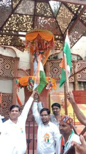 स्वतंत्रता दिवस पर नेशनल मीडिया प्रेस क्लब द्वारा बड़े ही धूमधाम से निकाली गई भव्य विशाल तिरंगा यात्रा व कार्यालय पर फहराया तिरंगा 3 IMG 20250816 WA0017