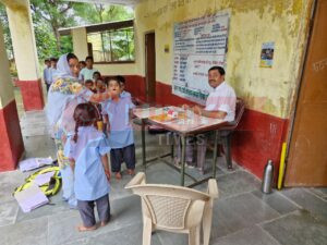 पीएम श्री बालिका विद्यालय समेत समस्त विद्यालयों में राष्ट्रीय कृमि मुक्ति दिवस पर विद्यार्थियों ने ली एल्बेंडाजोल की गोलियां 2 IMG 20250822 WA0015