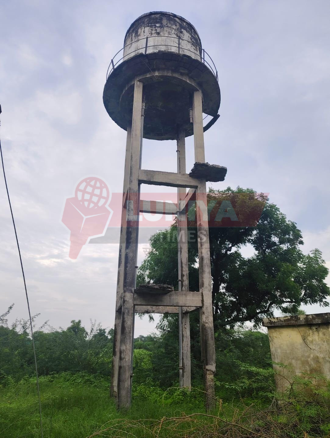 गुरूजी का खेड़ा में जर्जर टंकी हादसे को दे रही दावत, ग्रामीणों ने प्रशासन से की कार्रवाई की मांग 1 IMG 20250822 WA0021