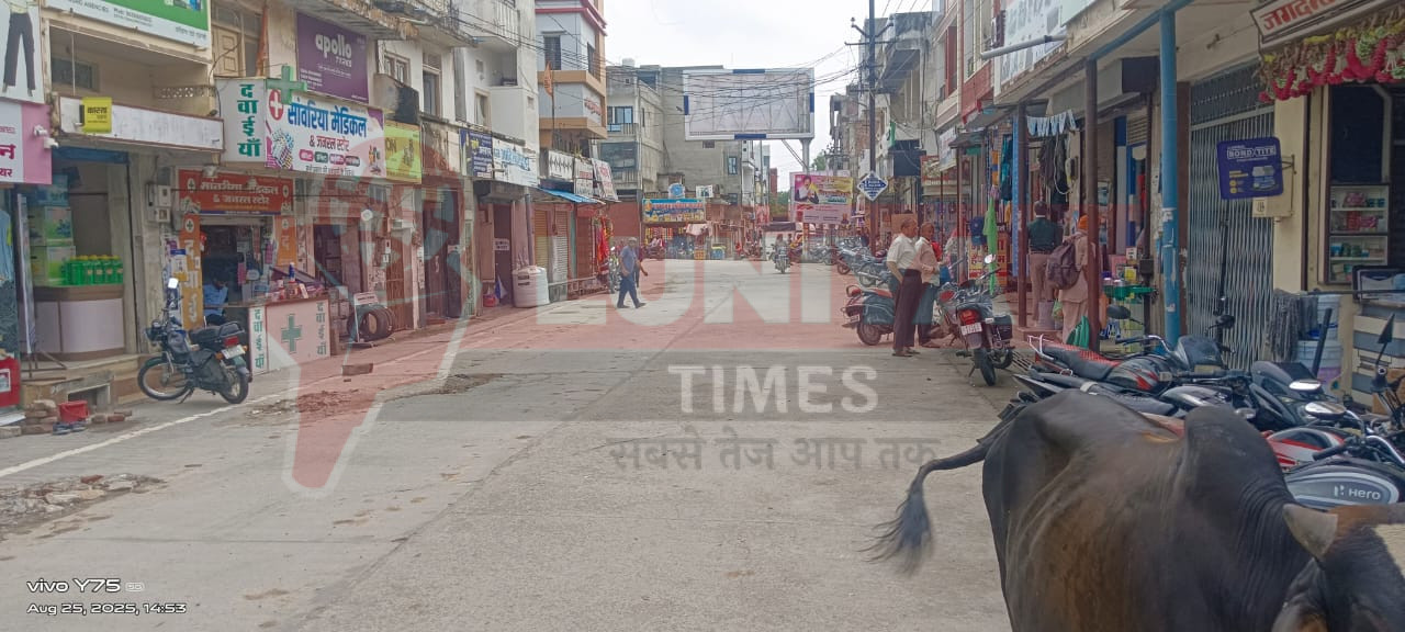 रानी नगरपालिका अधिशाषी अधिकारी ने नाली सीमा रेखा से बाहर रखे गए सामान पर कर्मचारियों को हटाने के आदेश दिए 1 IMG 20250825 WA0086