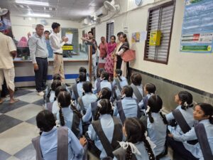 पीएम श्री बालिका विद्यालय की बालिकाओं ने यूको बैंक व पोस्ट आफिस का अवलोकन कर कार्यप्रणाली जानी 2 IMG 20250829 WA0057