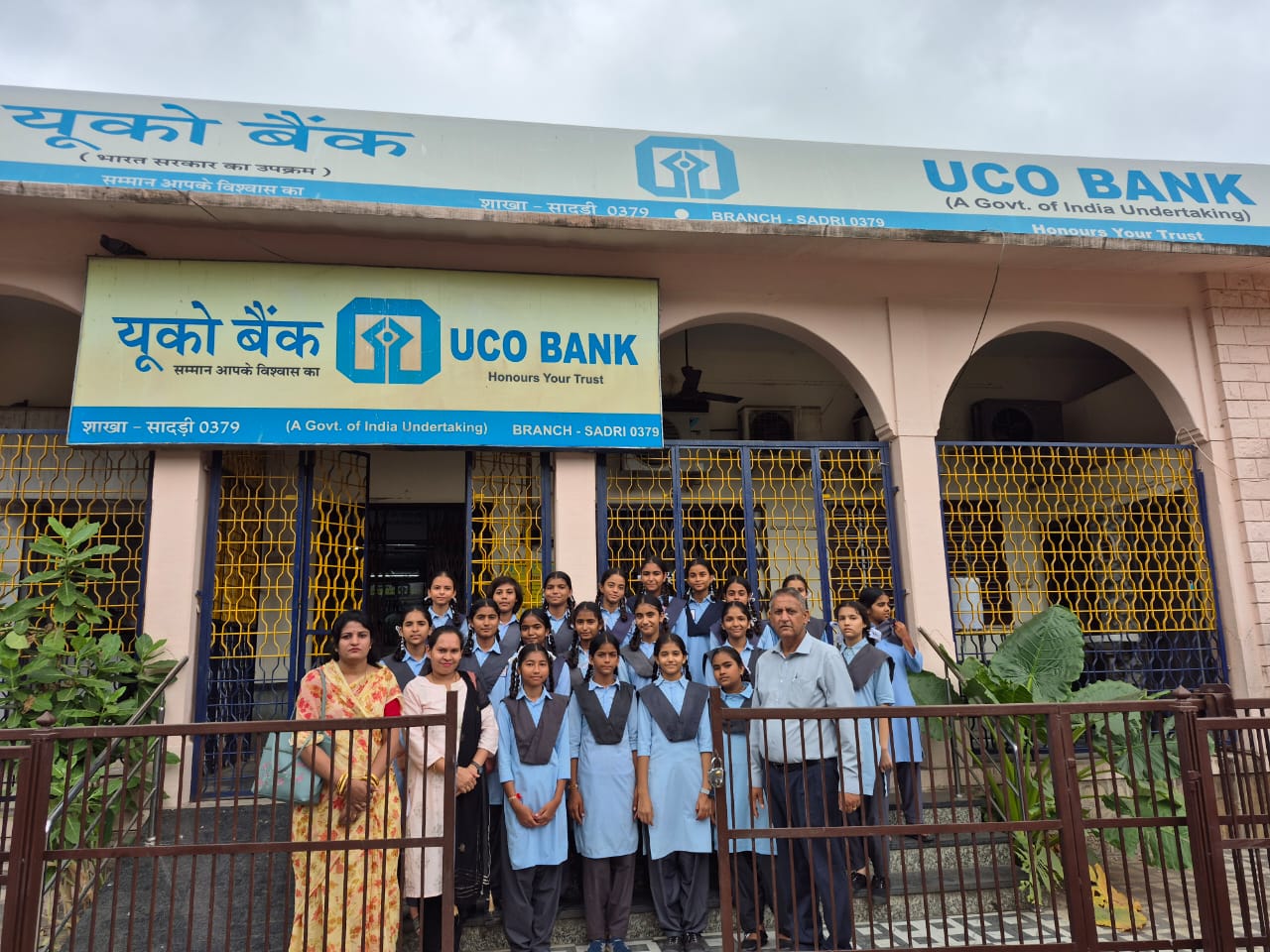 पीएम श्री बालिका विद्यालय की बालिकाओं ने यूको बैंक व पोस्ट आफिस का अवलोकन कर कार्यप्रणाली जानी 1 IMG 20250829 WA0059