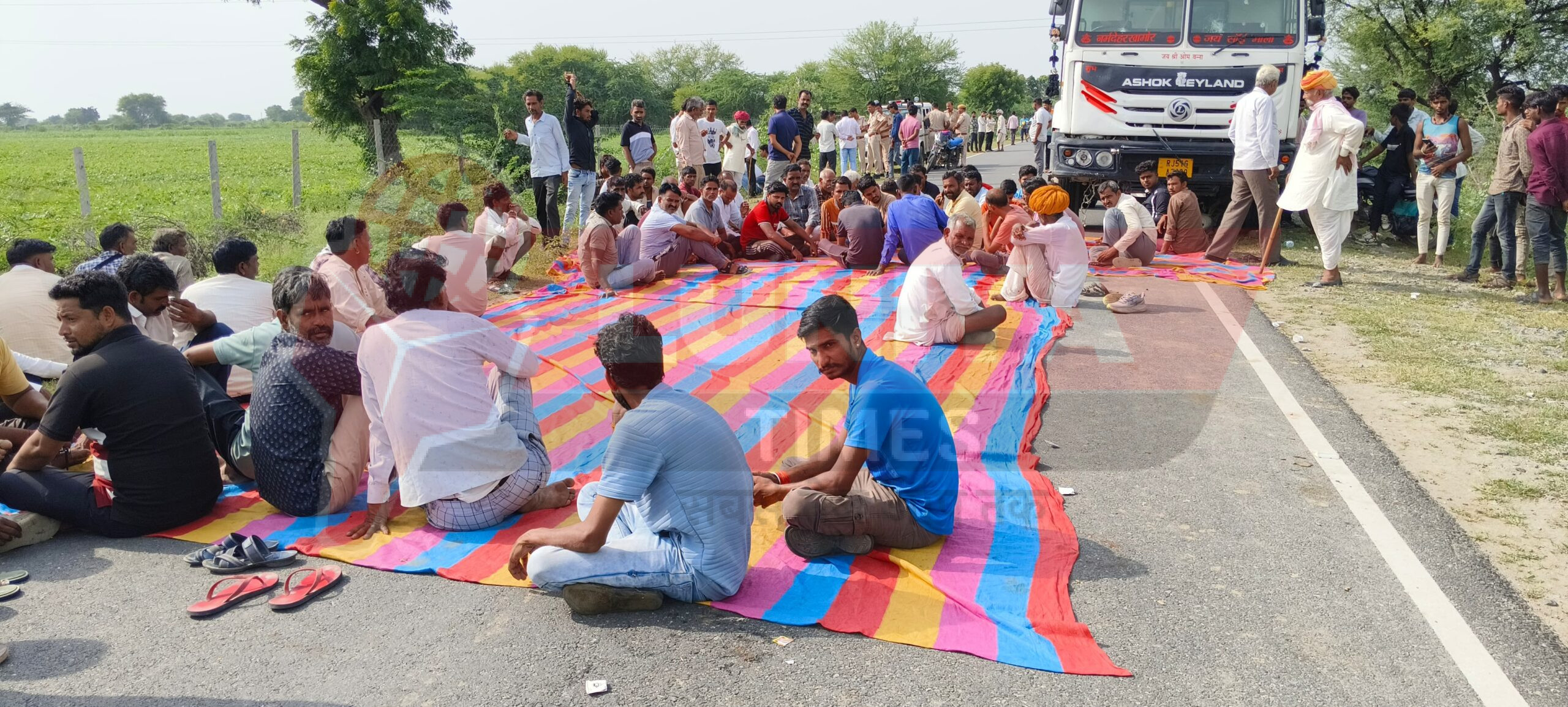 ???? मुंशी चौराहे पर डंपर की टक्कर से बाईक सवार युवक की दर्दनाक मौत, ग्रामीणों का फूटा गुस्सा, किया जाम 1 WhatsApp Image 2025 08 08 at 18.03.43 scaled