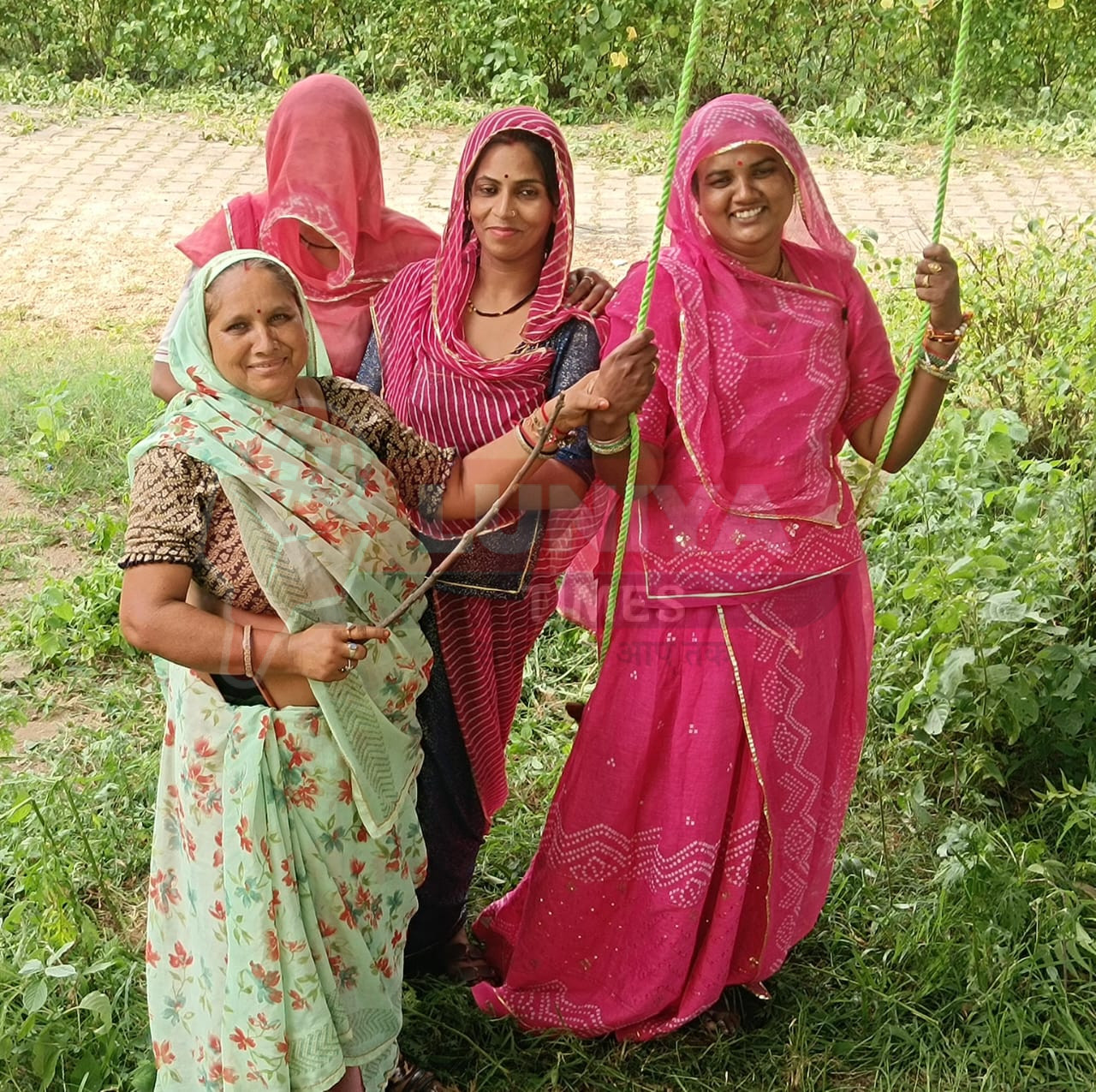 बनेड़ा में राजीविका की महिलाओं ने मनाई बडी तीज, मेहंदी रचाकर खुब झुला झुले 1 WhatsApp Image 2025 08 12 at 18.52.53