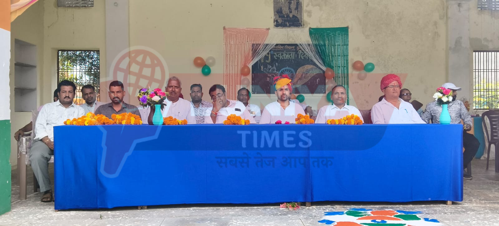 गुरला में स्वतन्त्रता दिवस पर विधालय के विधार्थीयो ने गीतों व नृत्यों की मनमोहक प्रस्तुतियों ने दर्शकों को मंत्रमुग्ध किया 1 WhatsApp Image 2025 08 15 at 14.00.01 1