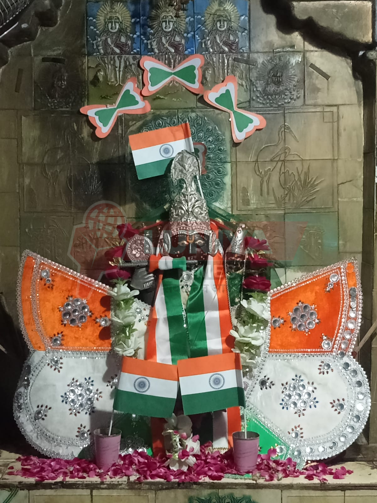 स्वतंत्रता दिवस पर गुरलां में लक्ष्मीनाथ भगवान को तिरंगा श्रृंगार किया गया 1 WhatsApp Image 2025 08 15 at 15.29.59 1