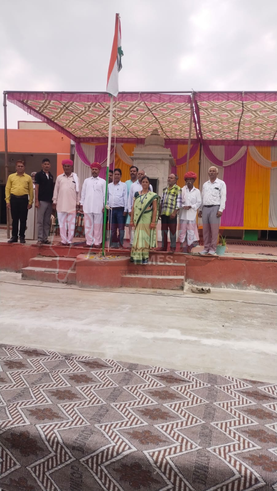 खोखरा गांव के राजकीय उच्च माध्यमिक विद्यालय में 79 वां स्वतंत्रता दिवस बड़े धूमधाम व हर्षोल्लास के साथ मनाया 5 WhatsApp Image 2025 08 15 at 19.19.34