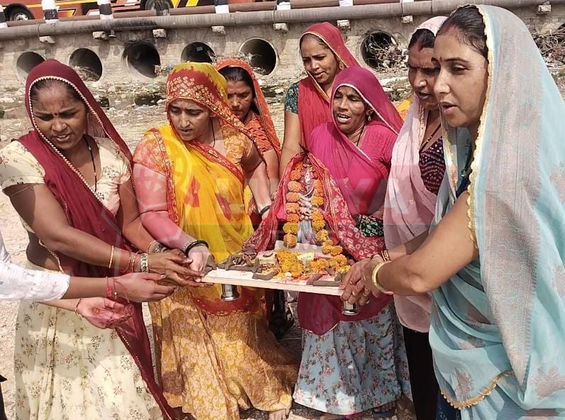 पुत्र प्राप्ति मनोकामना पूरी होने पर सीतादेवी रबारी के घर धूमधाम से मनाया गया कृष्ण जन्माष्टमी महोत्सव 1 WhatsApp Image 2025 08 17 at 12.13.31