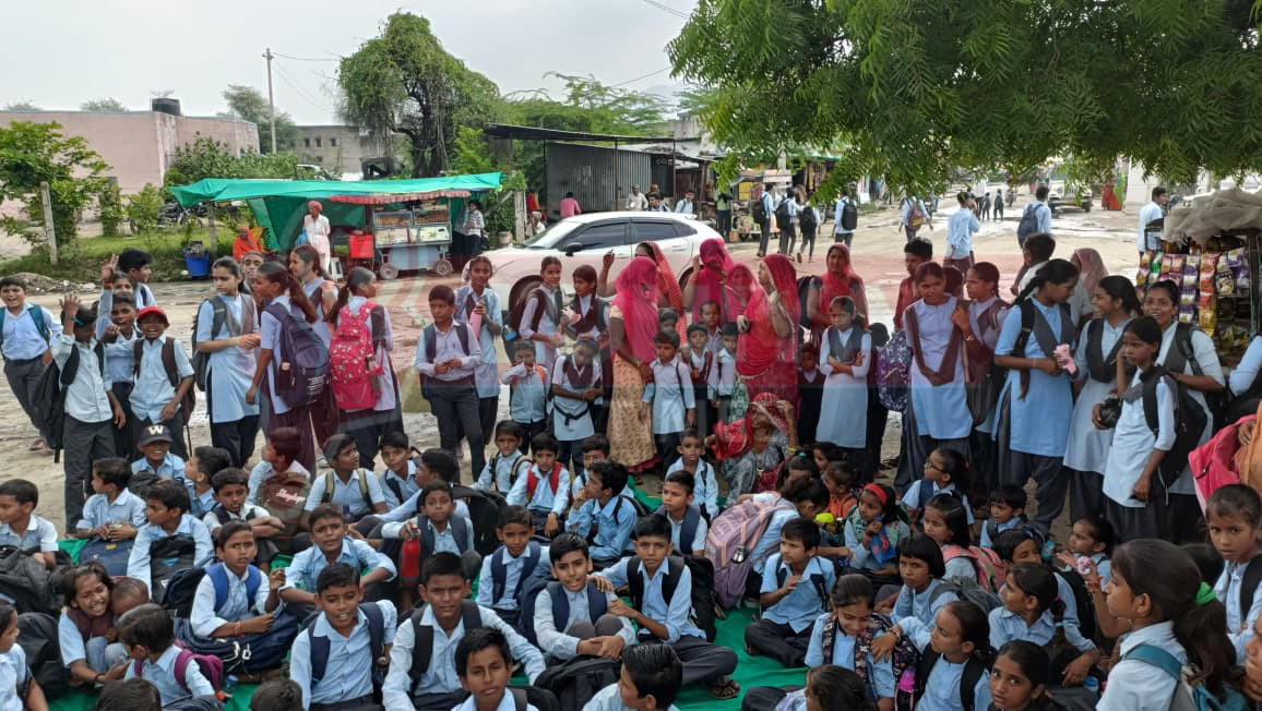 बीजापुर बस स्टेंड पर विधालय की जर्जर अवस्था के सुधार हेतु अचानक फैसला लेना बच्चों की भावनाओं को समझे छात्रों ने शिक्षा के प्रति विरोध धरना प्रदर्शन किया 1 WhatsApp Image 2025 08 18 at 17.51.40 1