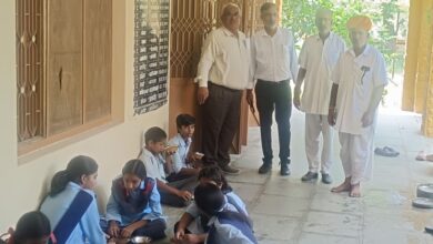 नन्हें मुन्ने कृष्णों को अर्पित हुआ भोग, विद्यार्थियों ने लिया प्रसाद 15 WhatsApp Image 2025 08 20 at 13.12.57