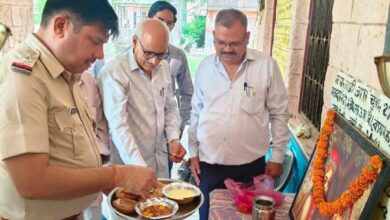 खीर-पूरी और सब्जी के साथ मना उत्सव, सादड़ी में थानाधिकारी हनवंत सिह सोढा की ओर से बच्चों को मिला पौष्टिक भोग 16 WhatsApp Image 2025 08 20 at 13.23.15