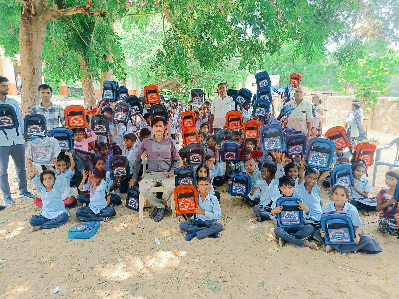 रामा विद्यालय में विद्यार्थियों को स्कूल बैग का वितरण। 1 WhatsApp Image 2025 08 20 at 16.51.23